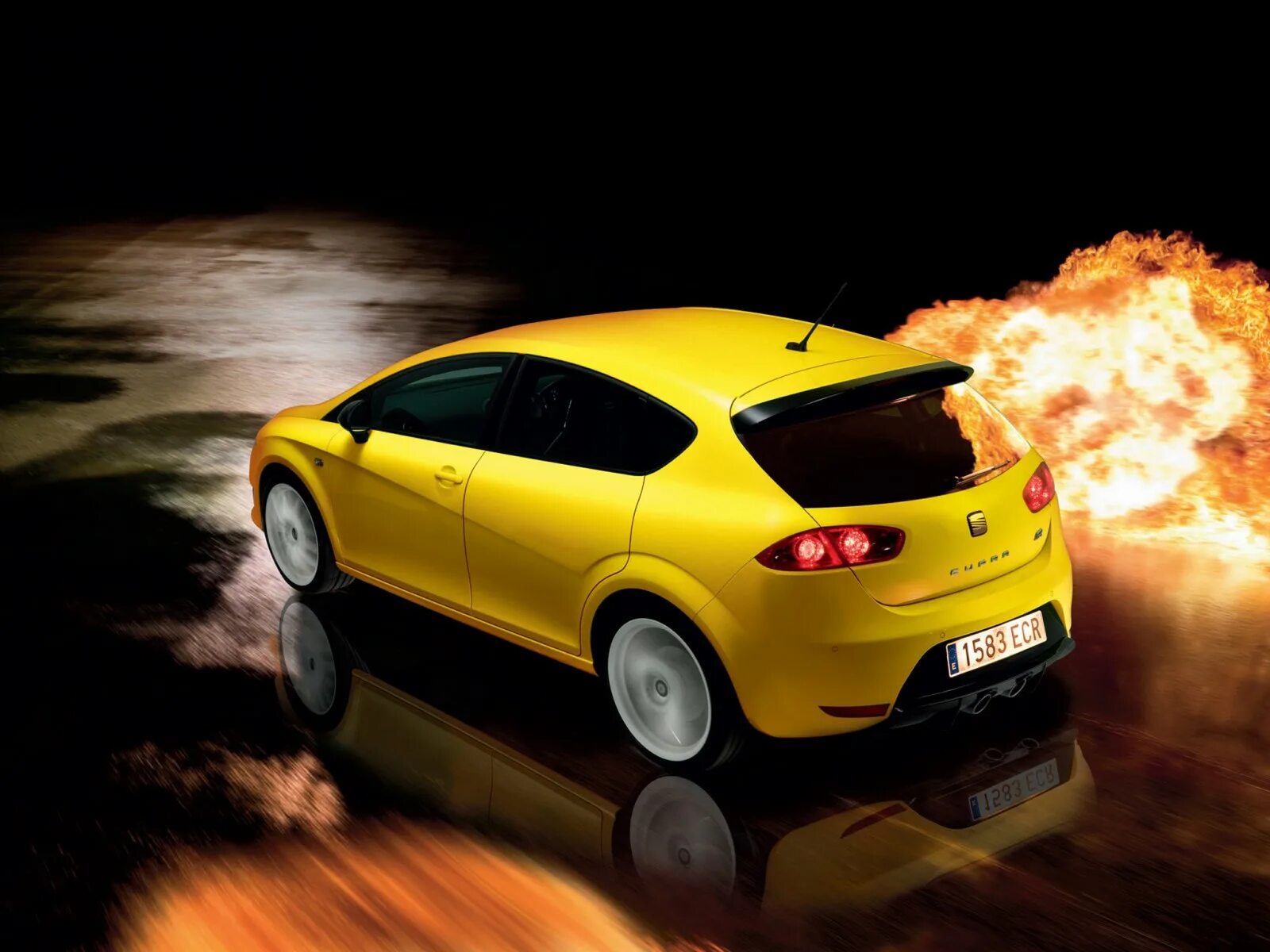 Включи желтый автомобиль. Seat Leon оранжевый. Автомобиль. Желтое авто. Картинки с авто с однотонным фоном.