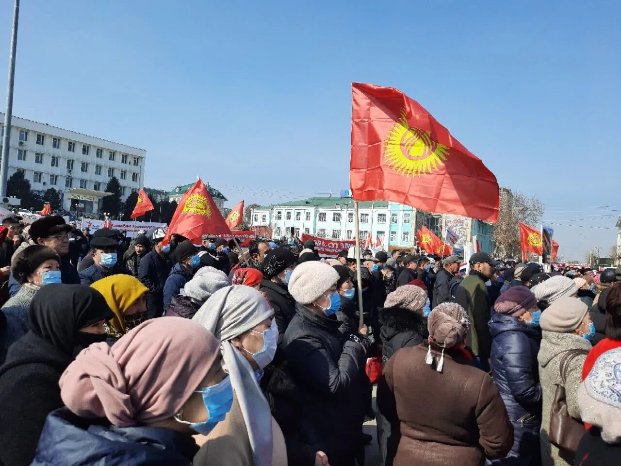 Бишкек митинг фотоколлаж. Митинг Бишкеке 7-апреля. Закрытие радио Азаттык. Митинг 28