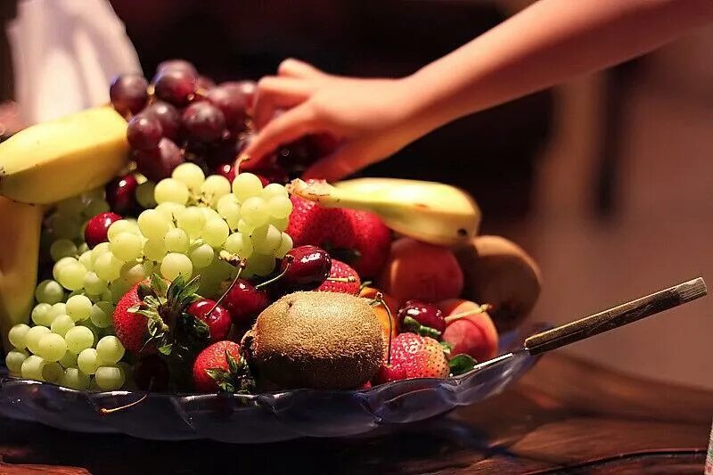 Употребление фруктов. Поднос "с фруктами". Фрукты в ресторане. Фрукты за столом. Поднос фрукты ягоды.