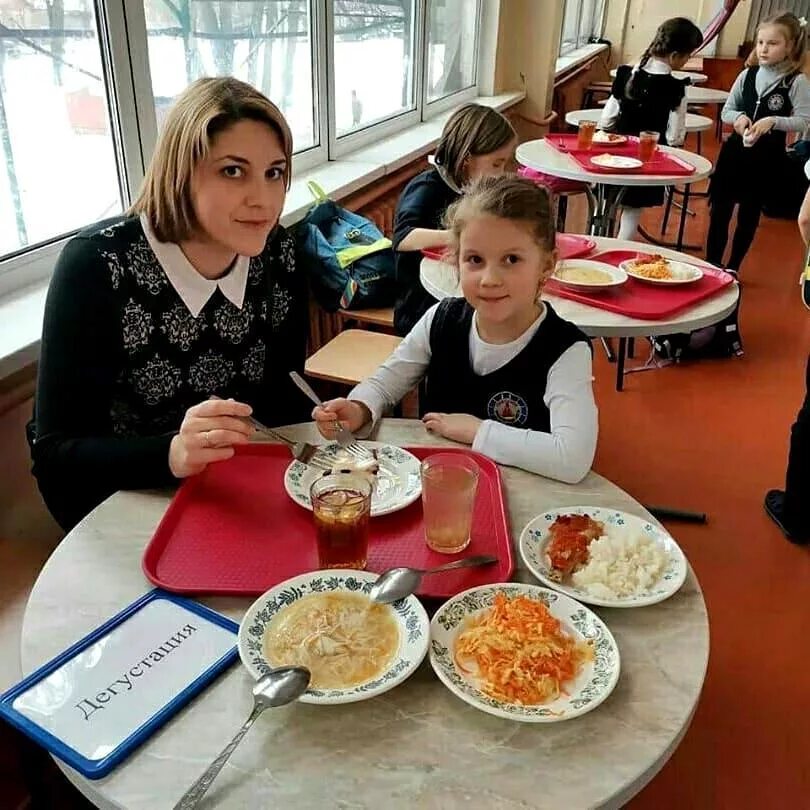 Обед в школе. Еда в школьной столовой. Питание в школе. Еда в школьной столовке. Частная школа коломна