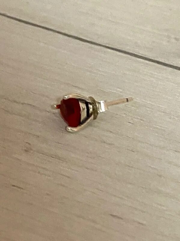 Сломалась серебряная сережка примета. Потерянное серебро. Потерять серебряную сережку. Сережки с закручивающейся застежкой. Потерять серебряную сережку.