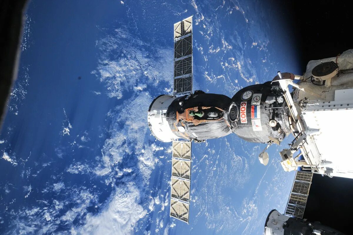 Сколько орбитальных станций в космосе. МКС станция Союз. Корабль Союз МКС. Космический корабль «Союз ТМА-21». Космонавт в космосе.