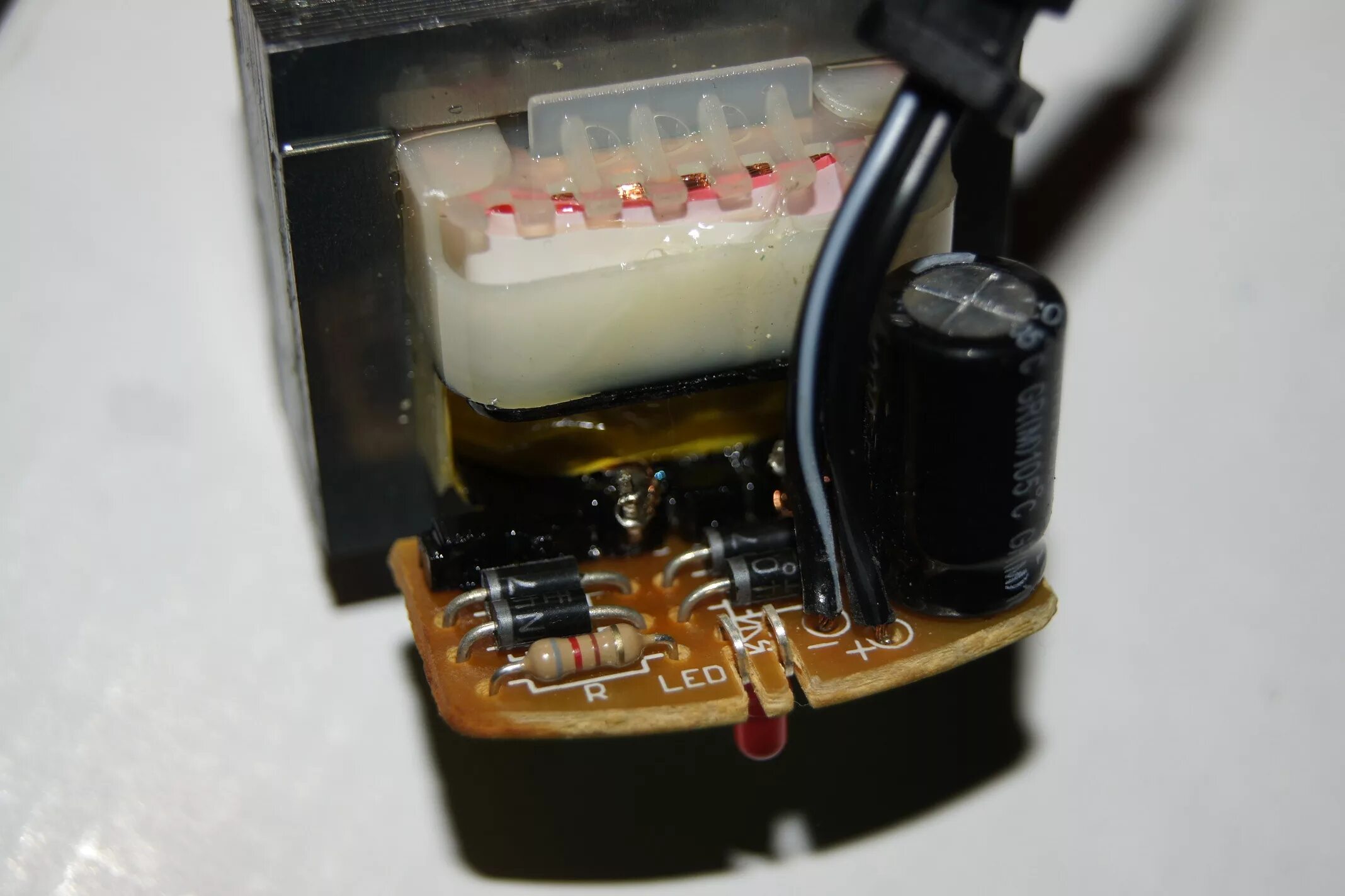 провод с полосой на динамики. блок питания 12 вольт белый провод. маркировка провода плюс и минус. провод с белой полосой. белый провод с черной полоской.