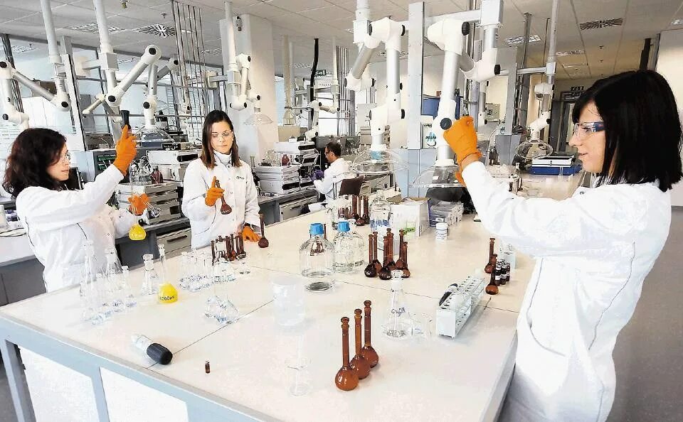 Дея лаборатория. Фармацевтическая лаборатория. фармацевт в лаборатории. фармацевтика лаборатория. лаборатория по изготовлению лекарств.