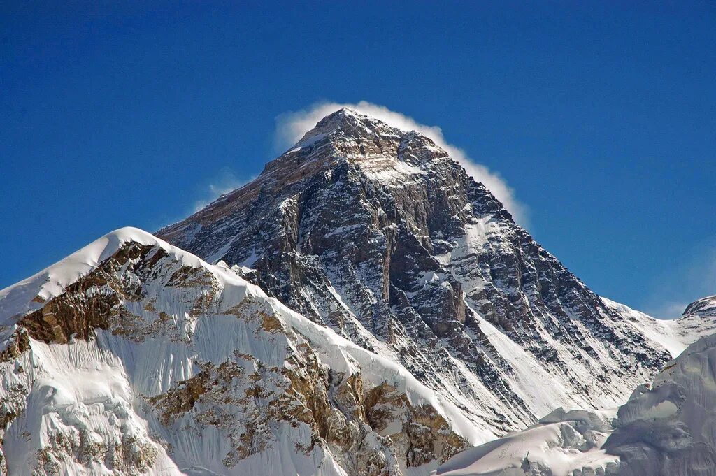 Эверест высота. Самые старые горы в мире. Самые красивые самые высокие горы в мире. Джомолунгма wdwadawdawddawadawddawdaw.