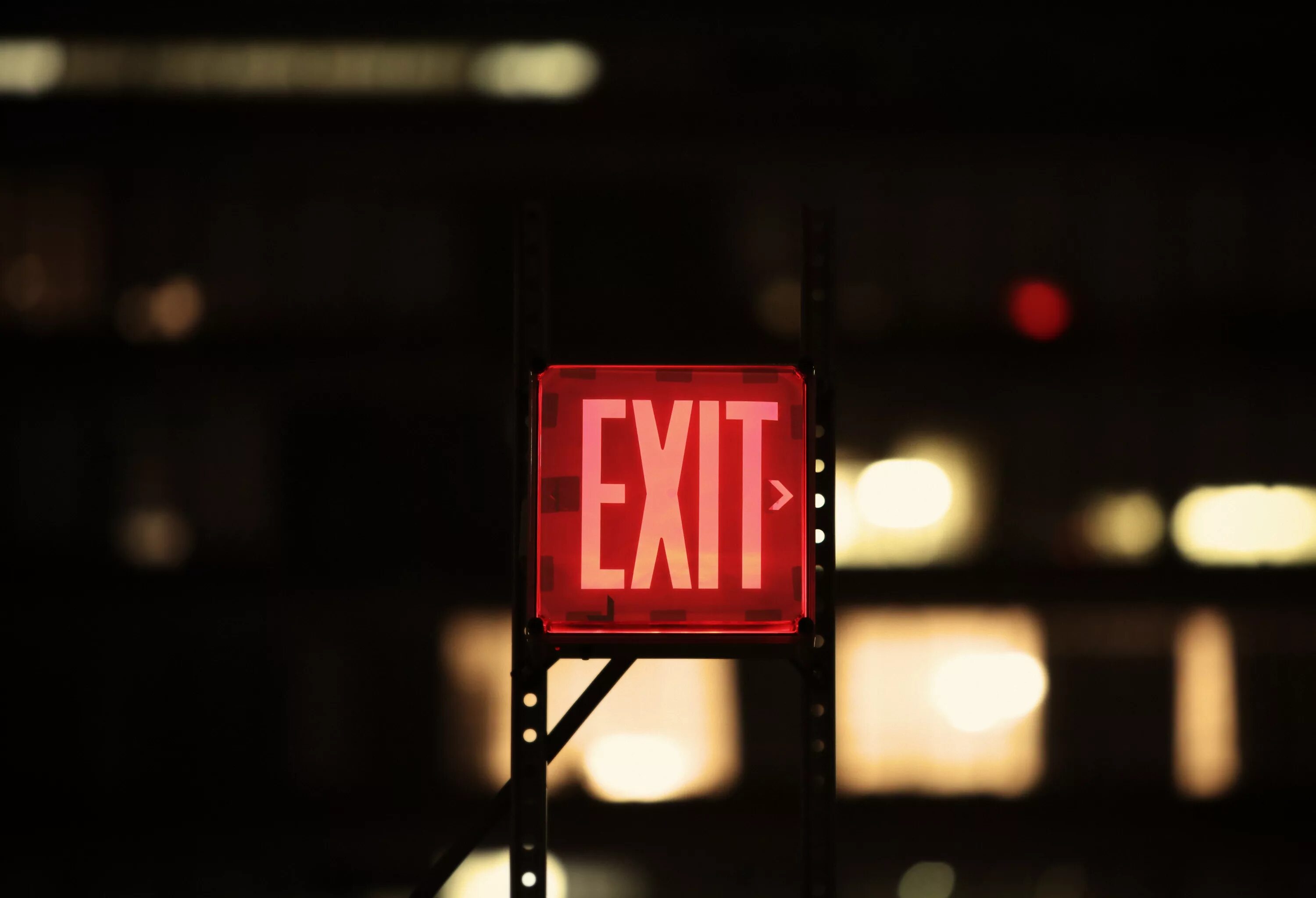 Вывеска exit. Табличка exit красная. Неоновая вывеска exit. Красный цвет для таблички.