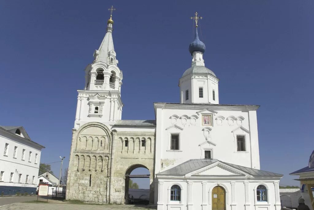 Резиденция во владимире. Резиденция во владимире. Резиденция во владимире. Боголюбово дворец андрея боголюбского. Замок андрея боголюбского.