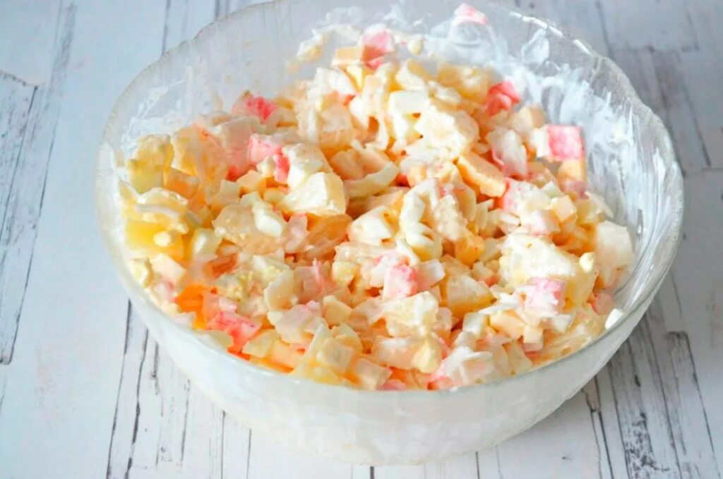 Салат с крабовыми палочками и зеленым салатом. Салат с крабовыми палочками и ананасом и сыром. салат с крабовыми палочками и ананасом. салат с крабовыми палочками и кукурузой с ананасом с курицей. салат крабовые палочки ананас сыр.
