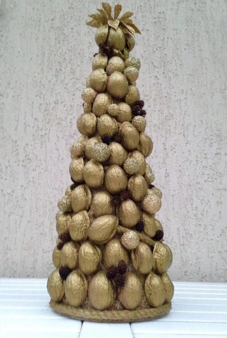 скорлупа грецкого ореха декор. елочная игрушка из скорлупы грецкого ореха. поделки на новый год из грецкой скорлупы. подделка из грецких ор. поделки с скорлупками грецкого ореха.