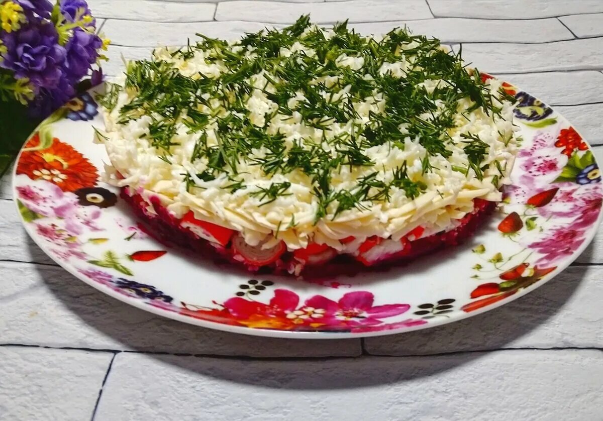 Салат фламинго мегамарт. Салат розовый фламинго с крабовыми. Салат розовый фламинго с крабовыми палочками. Салат розовый фламинго с крабовыми палочками. Салат из свеклы розовый фламинго.