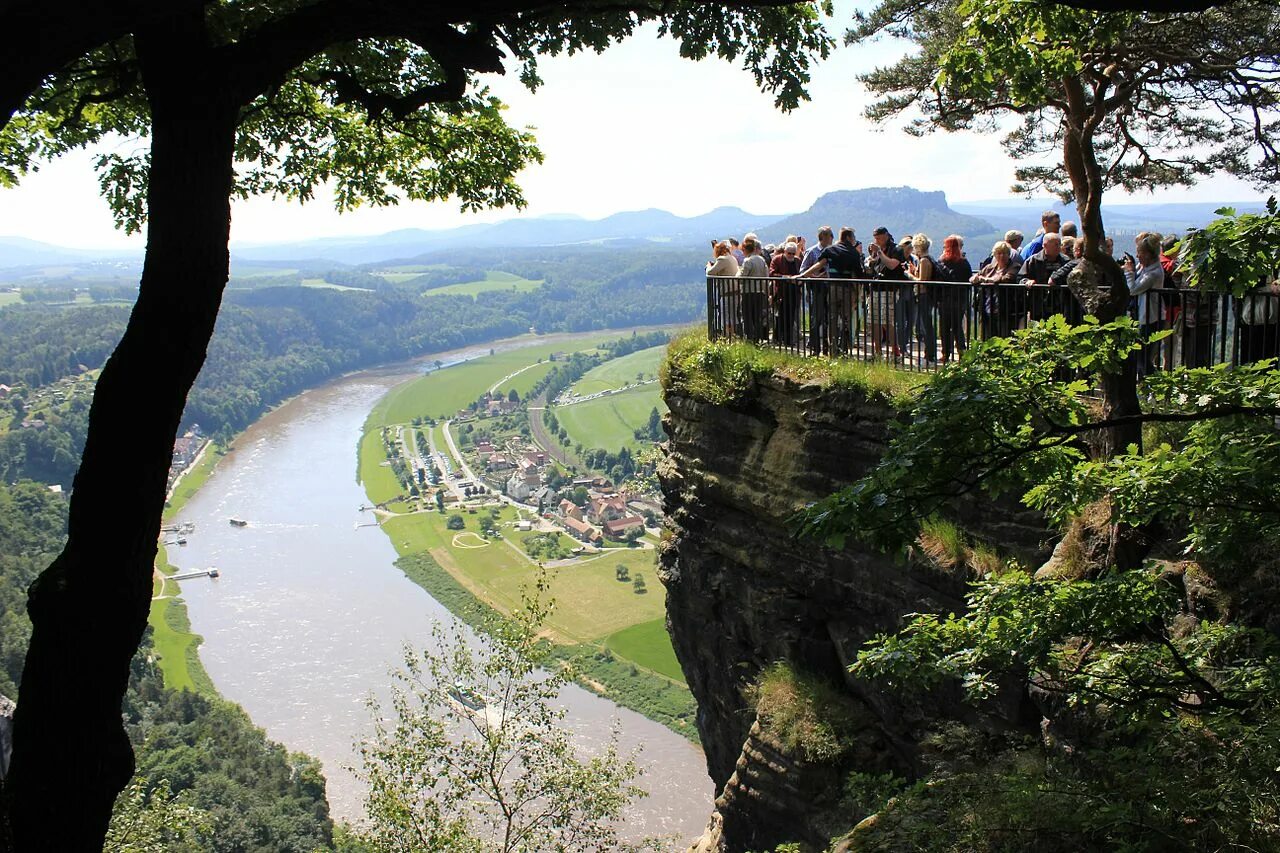 Das schweiz. Sächsische Schweiz Саксонская Швейцария. Sächsische Schweiz Везенштайн. Саксонская Швейцария на открытке. Die Sächsische Schweiz кратко.