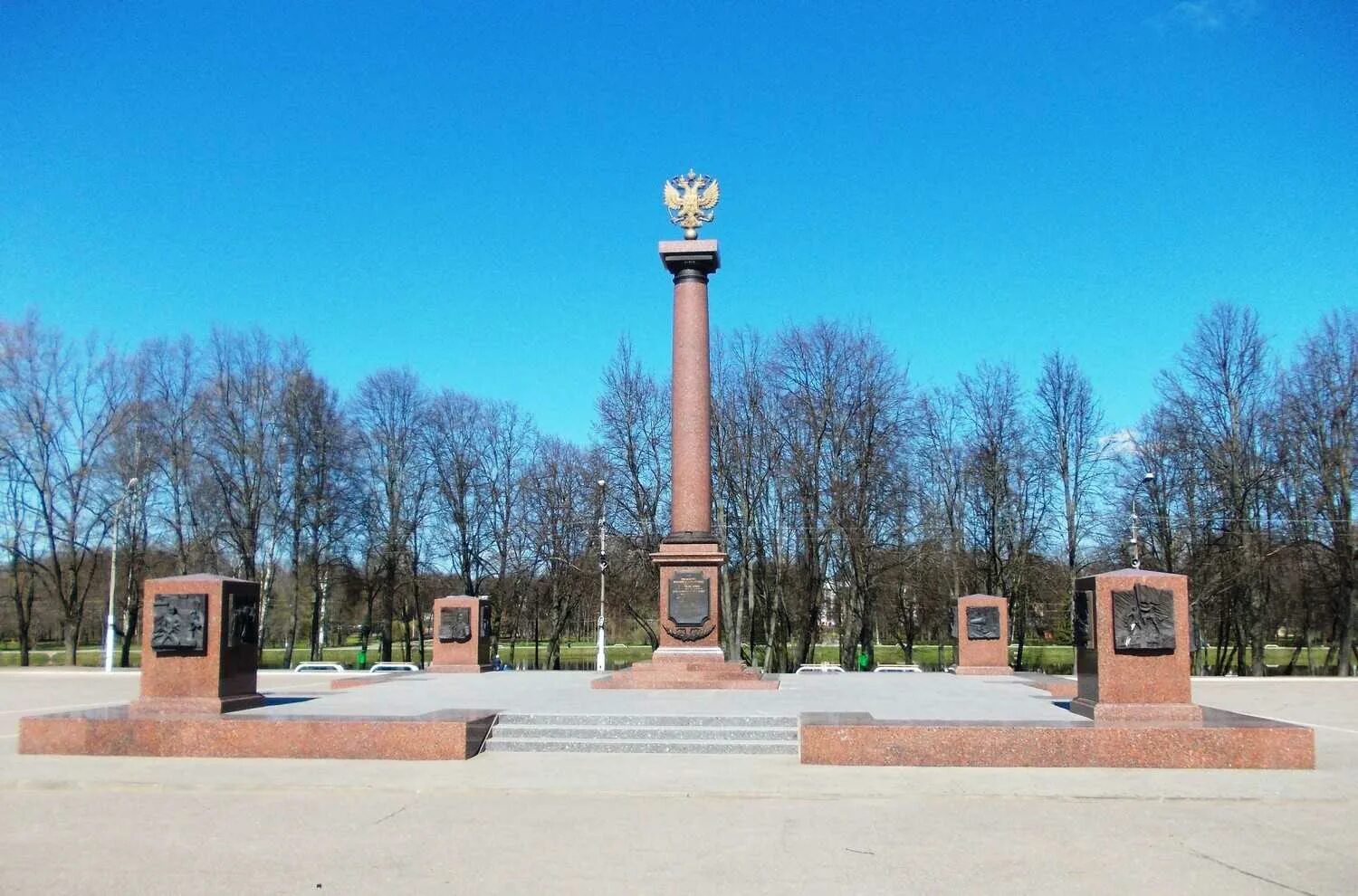 Обелиск великие луки. Площадь ленина великие луки. Стела город воинской славы луки. Великие луки описание. Памятники города великие луки.
