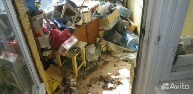 Захламленный коридор в подъезде. Почему захламление чердаков подвалов балконов и лоджий. Комната помойка. Подвалы в многоэтажках. Почему захламление чердаков подвалов балконов и лоджий.