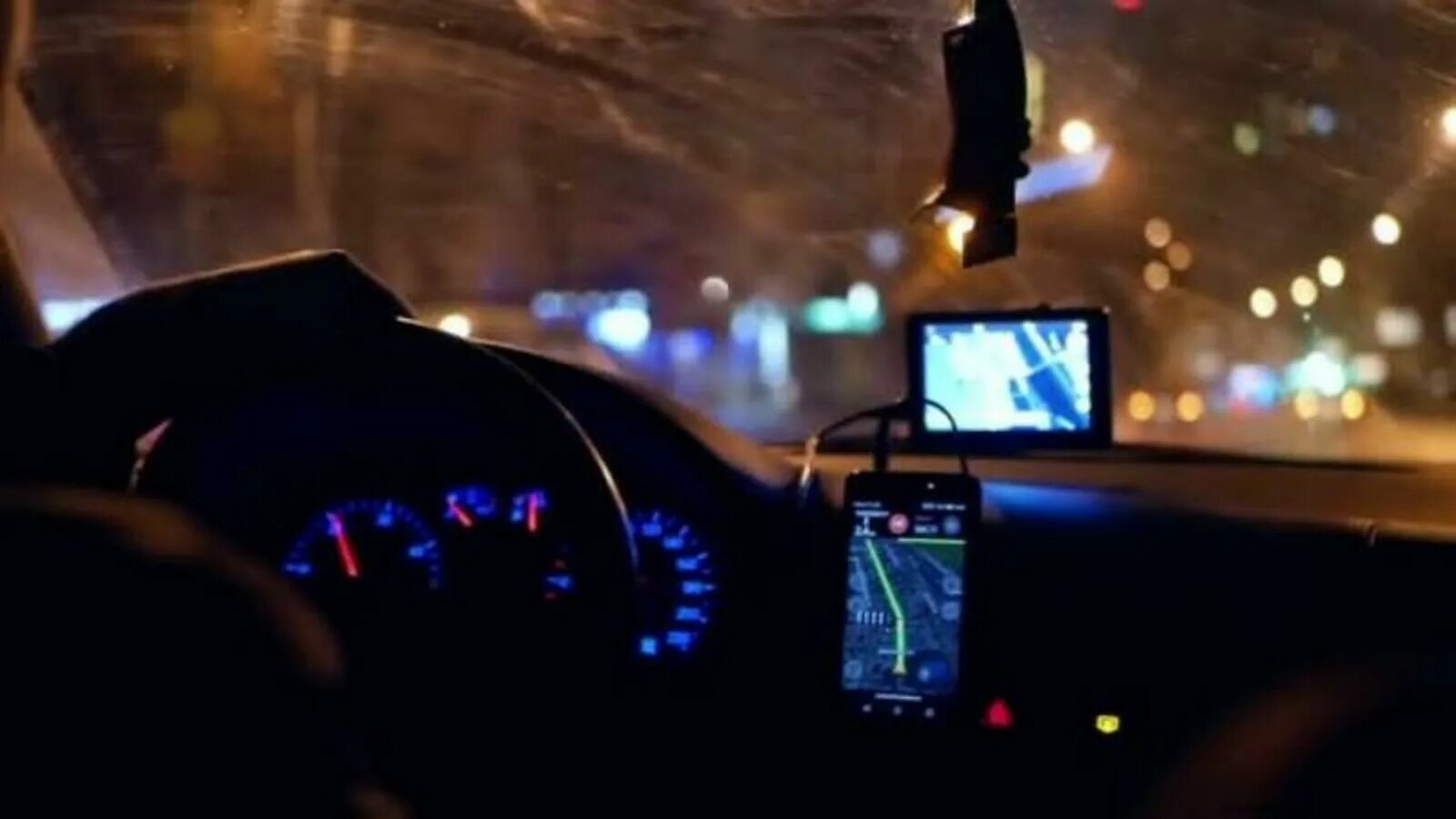 Таксист внутрь. Такси ночью. таксист ночью в машине. такси по ночной дороге. вид из такси ночью.