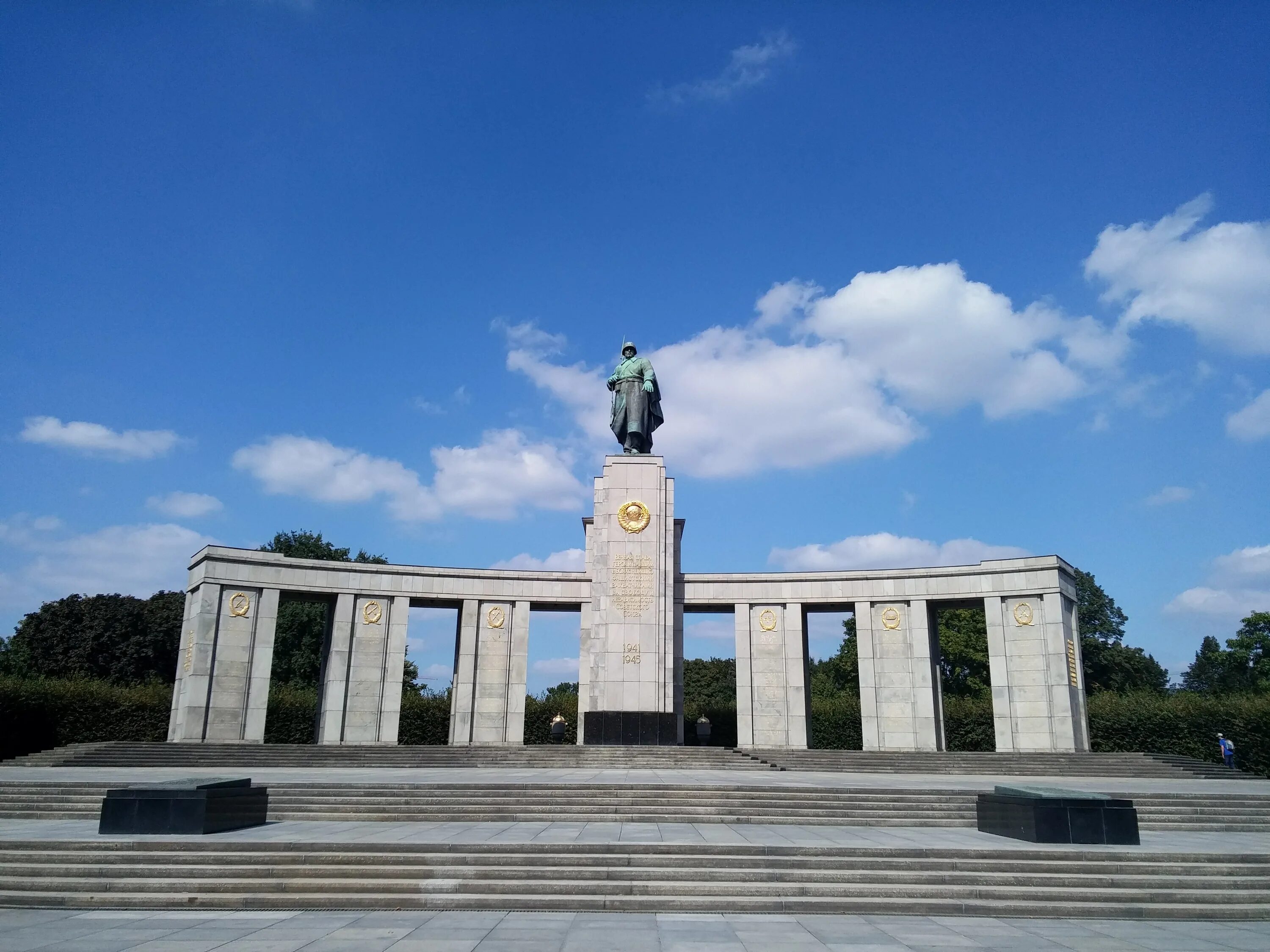 Памятник советским воинам. Берлин мемориал советским воинам. памятники советским воинам в румынии. мемориал павшим советским воинам в берлине. мемориал павшим советским воинам в тиргартене.