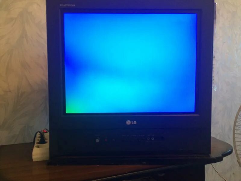 Телевизор LG плоский экран. Цветные пятна на экране телевизора. Цветные пятна на мониторе. Цветные пятна на кинескопе телевизора.