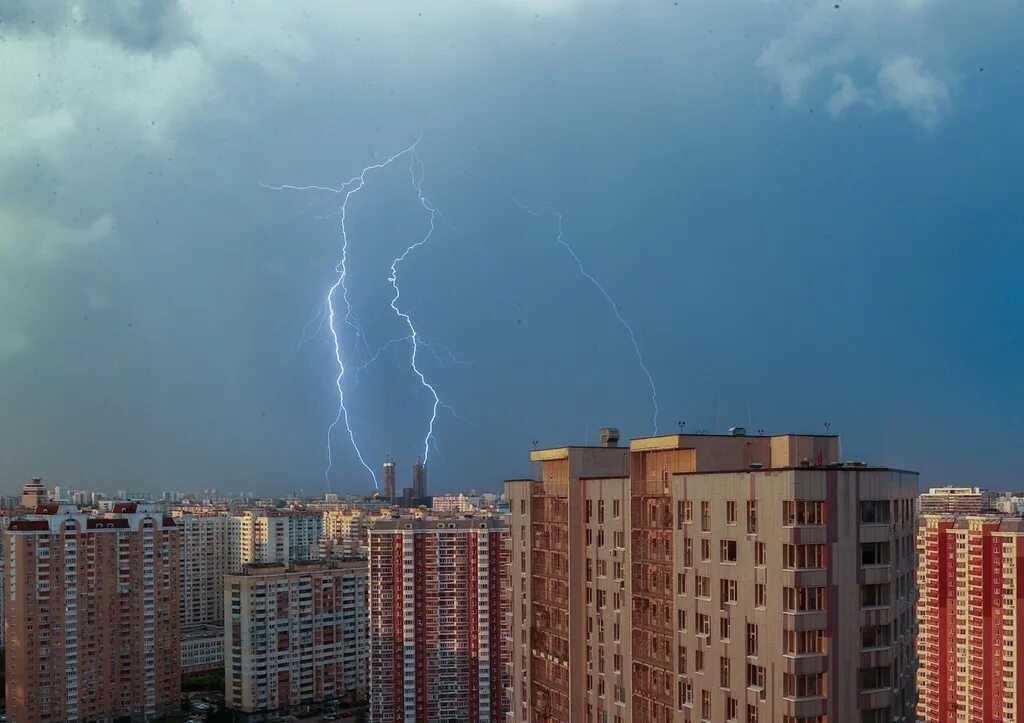 Гроза в Москве. Гроза в Москве фото. Сильная гроза в Москве. На москву надвигается ураган