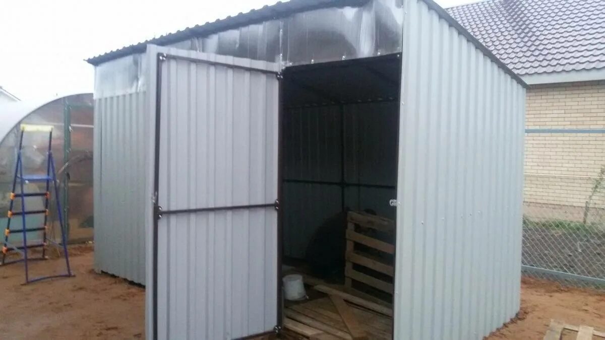 Хозблок из профнастила 90квт. Сарай 2х2 профлист. Сарай из профнастила и профильной трубы. Сарай 2х2 профлист. Хозблок с односкатной крышей металл.