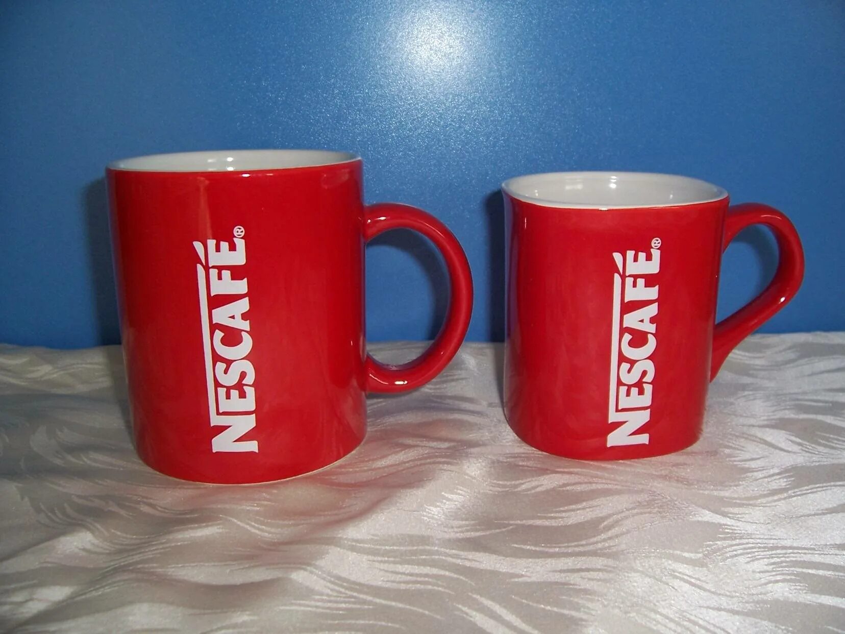 Кружки nescafe. Nescafe Red Mug. Кружка Nescafe красная. Кружка Нескафе объем. Кофе Нескафе Кружка.