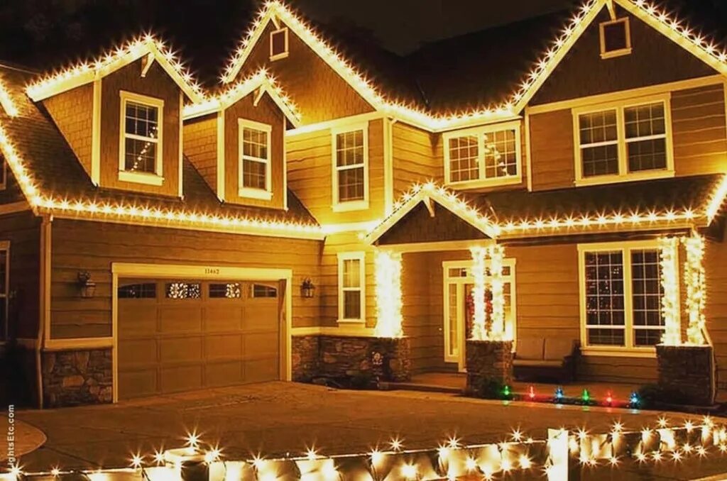 новогоднее украшение фасада дом. декоративное освещение фасада. праздничная подсветка дома снаружи. гирлянда на двухэтажном доме. гирлянда на двухэтажном доме.