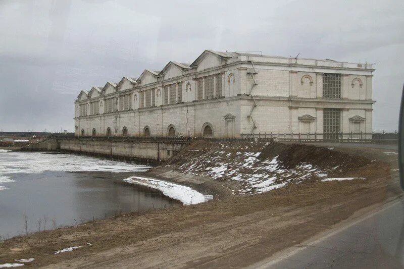 Гидроэлектростанция рыбинск. Гэс рыбинск. Рыбинская гэс рыбинск. Рыбинская гидроэлектростанция рыбинск. Дамба гэс рыбинск.