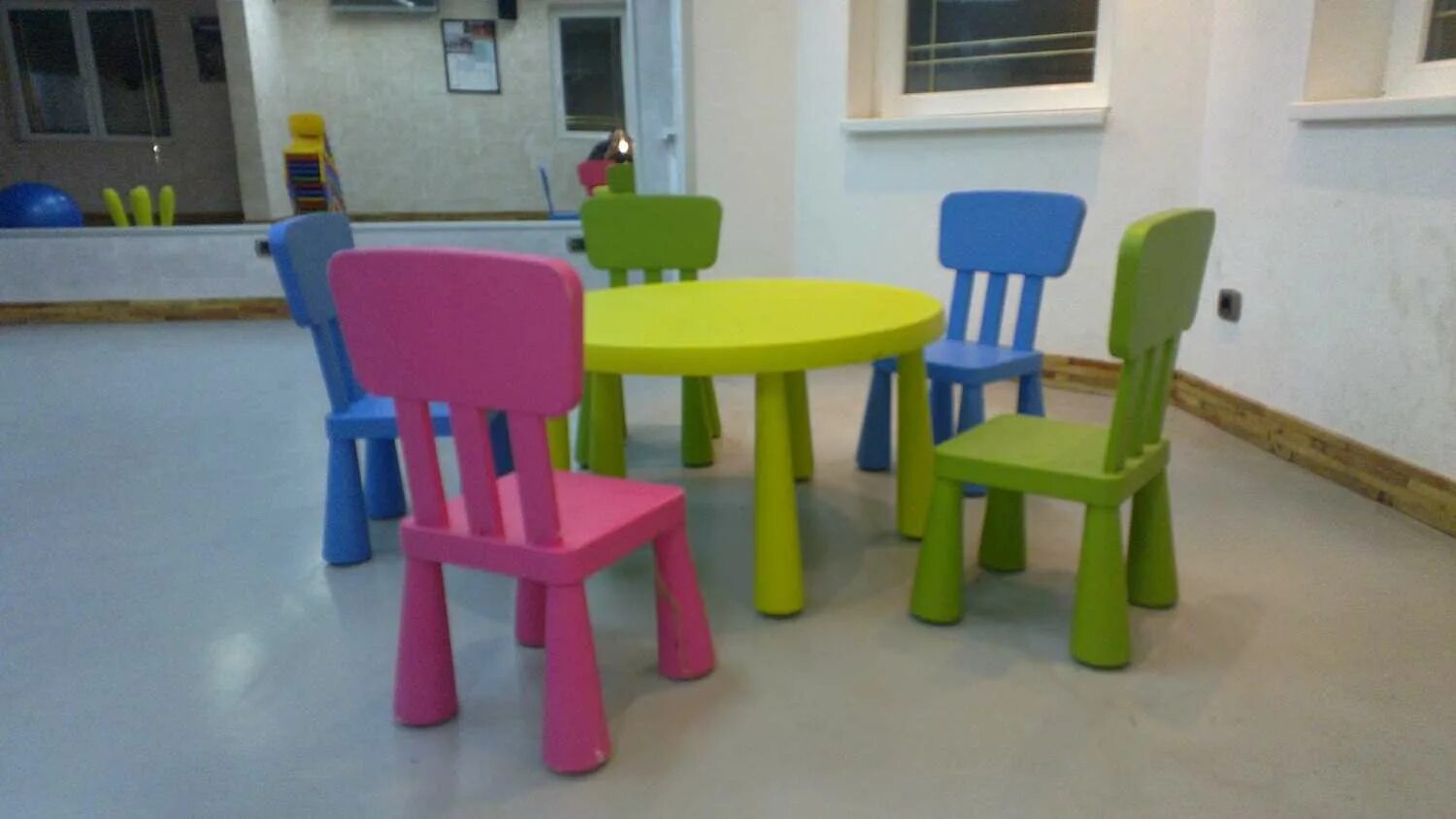 Стулья для студии. Детская мебель столы и стулья для детского сада. Барный стул udc 8078. Стул с плетеным сиденьем и спинкой country farmhouse. Игровой стул в комнате.