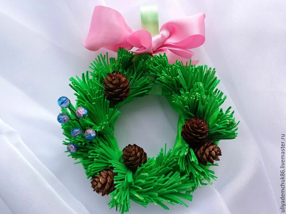 новогодние поделки из фоамирана. новогодний венок из фоамирана. новогодний ободок. новогодний венок. рождественский венок из фоамирана.