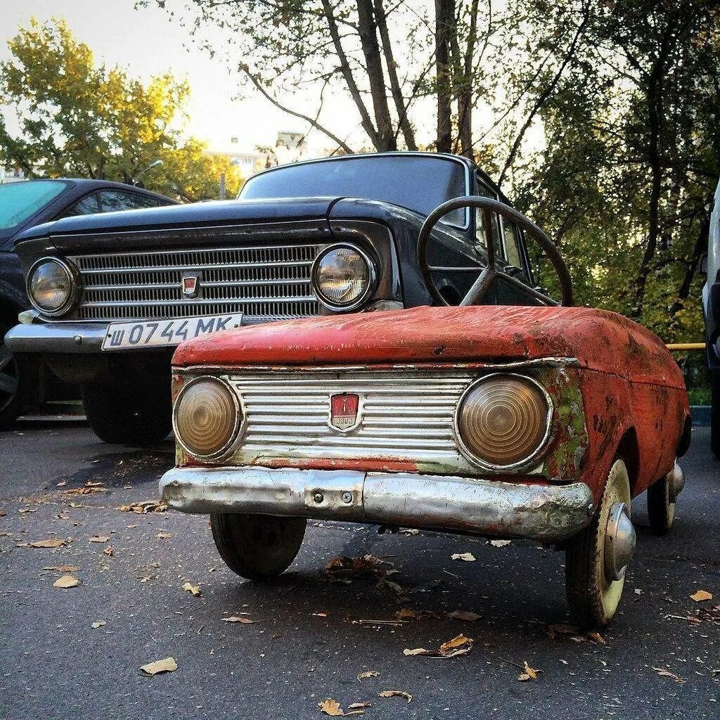 Москвич 408 лоурайдер. Старые машины. Старинные советские машины. Старинные русские автомобили.