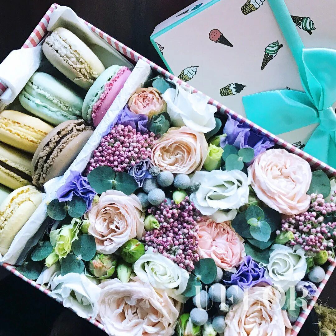 коробка с цветами и конфетами. подарочные коробки с цветами. коробки с цветами. подарок в коробке. сладости в коробках.