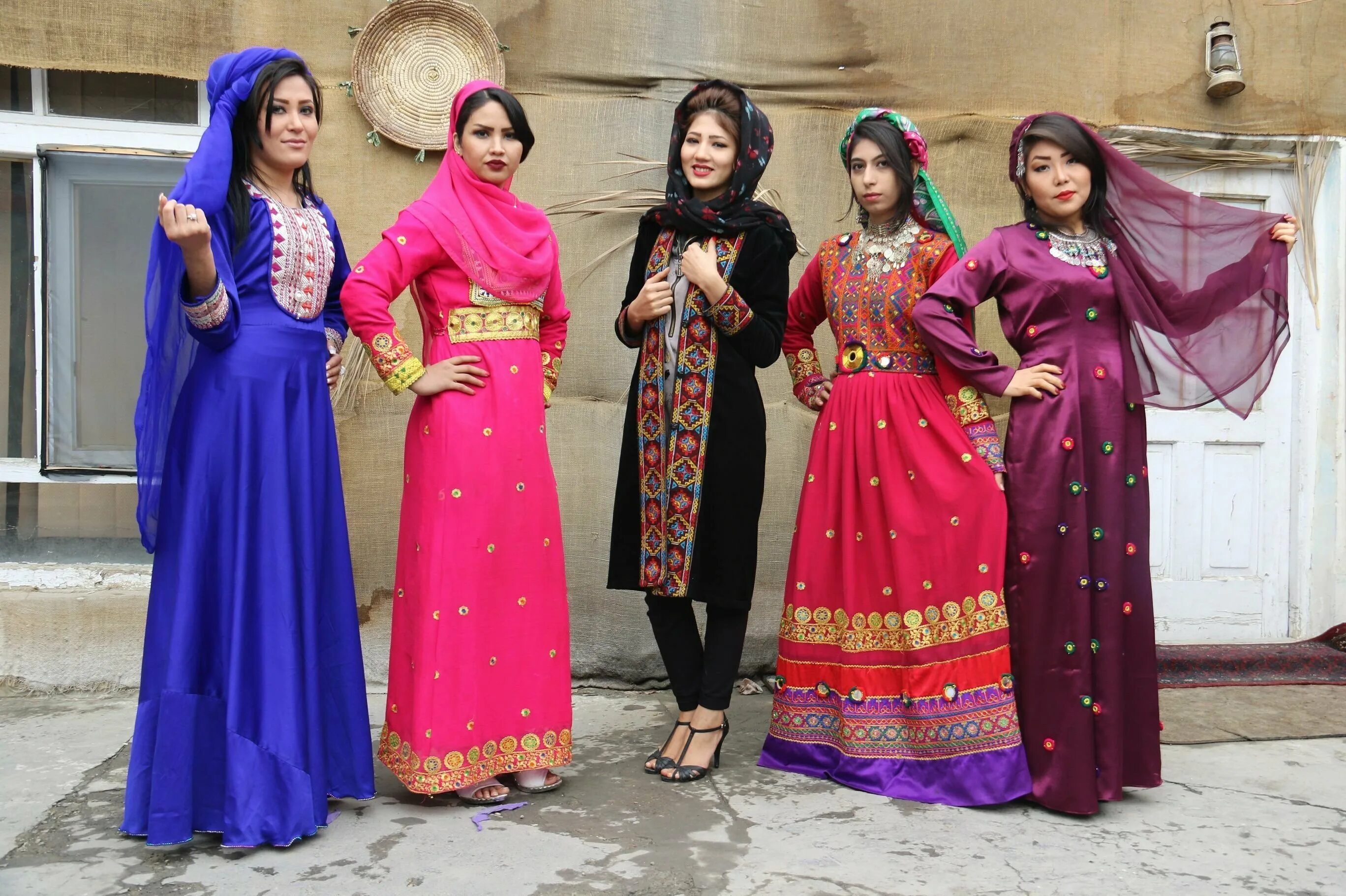 Традиционная одежда Афганистана. Афганистанский национальный костюм. Иранский нац костюм. Афганская одежда для женщин. Джаляб на узбекском
