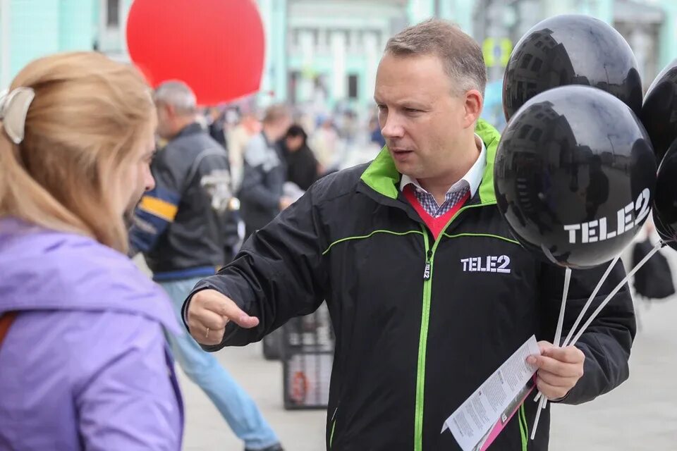 Tele2 сотрудники. Седой из теле2 актер. Теле2 люди. Сотрудники теле2. Реклама теле2 барвиха.