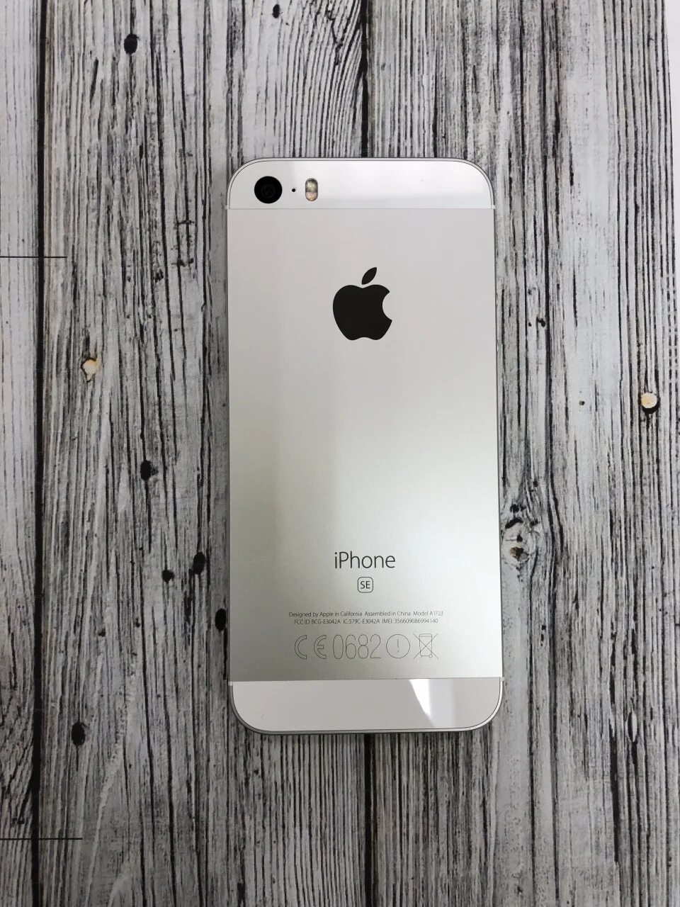 Купить новый старый айфон. Apple iphone se 32gb Silver. Iphone se 2016 белый. Iphone se 1 белый. Iphone se 2016 Silver.