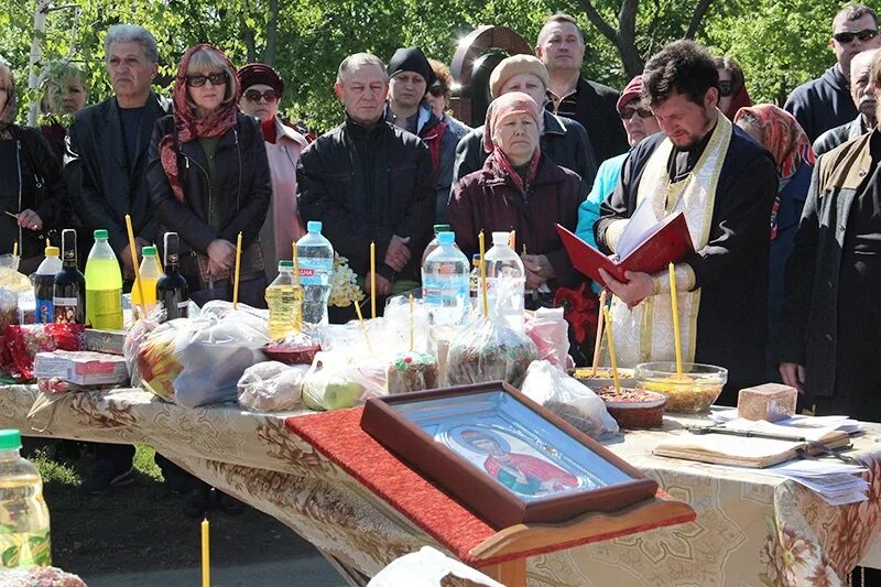 Что несут в церковь на радоницу. Радоница панихида храм. радоница сретенский монастырь. церковь курганинск радоница. радоница гробки.