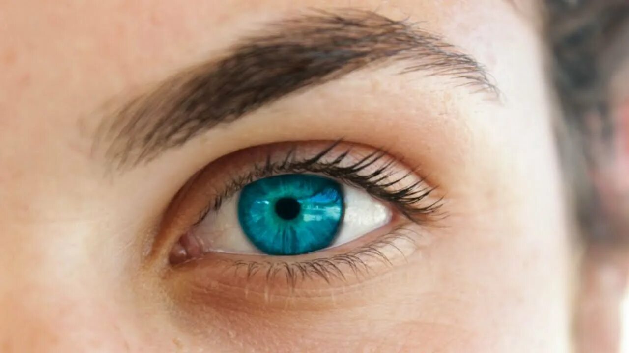 Красивые женские глаза. Are you blue eyes. Синие глаза. Один глаз синий а другой серый. Глубокие синие глаза.