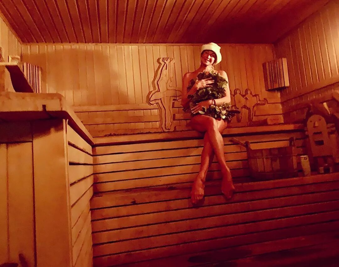 Анастасия волочкова прикрылась веником. Анастасия волочкова прикрылась веником. Взрослая женщина в парилке в одежде. Анастасия волочкова баня веники. Королева в бане.