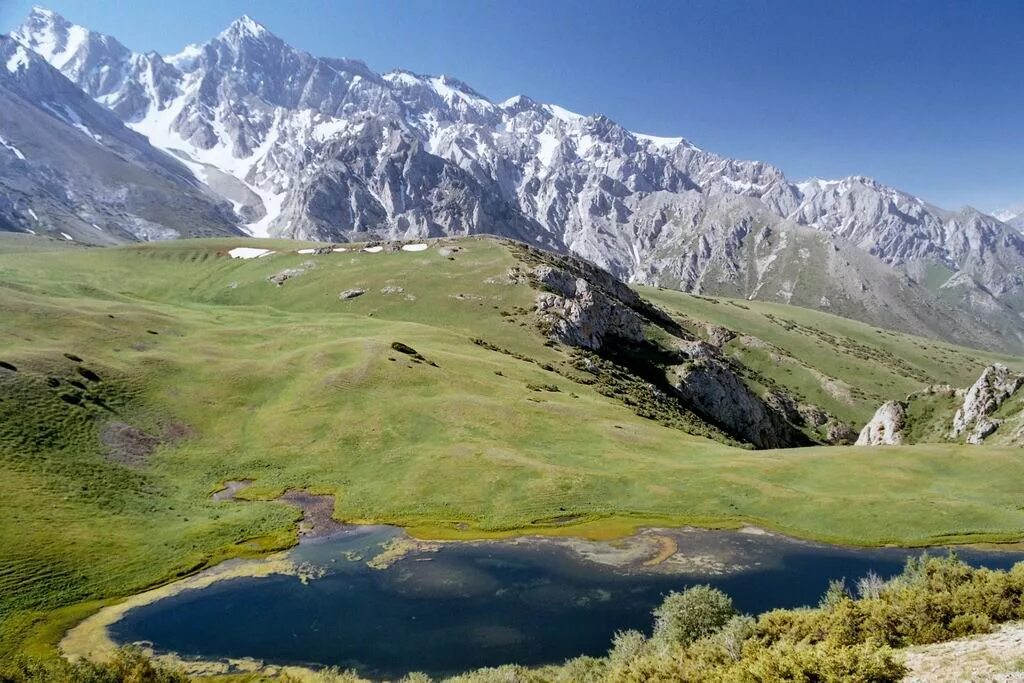 Природные страны казахстана. Аксу-Жабаглинский заповедник. Аксу Джабаглы заповедник. Горы Тянь Шань в Аксу Жабаглы в Казахстане. Горные озера Аксу Джабаглы.