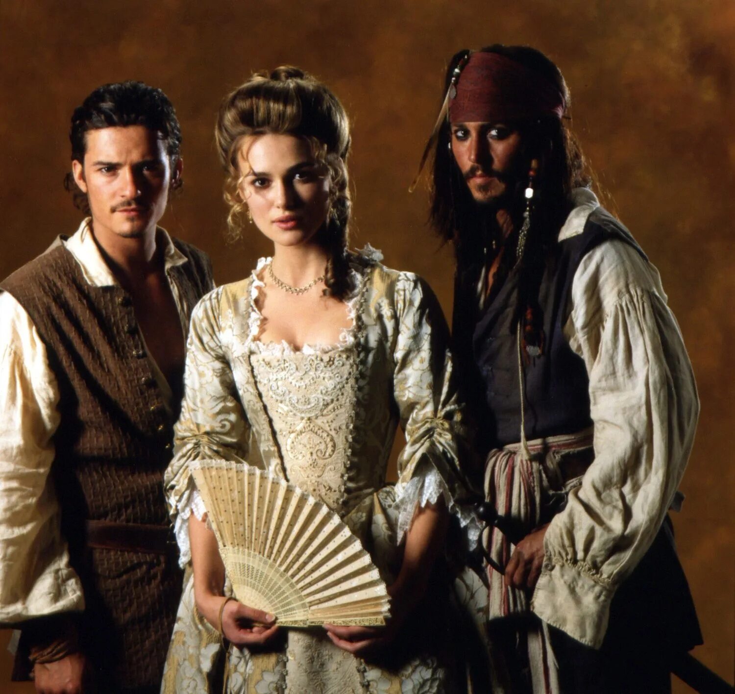 Пираты карибского моря 1 дата. Джонни депп в фильме пираты карибского моря. Джонни депп пираты карибского моря 5. Кира найтли 2003 пираты карибского моря. Пираты карибского моряпроелятье черноеэй жемчужина.