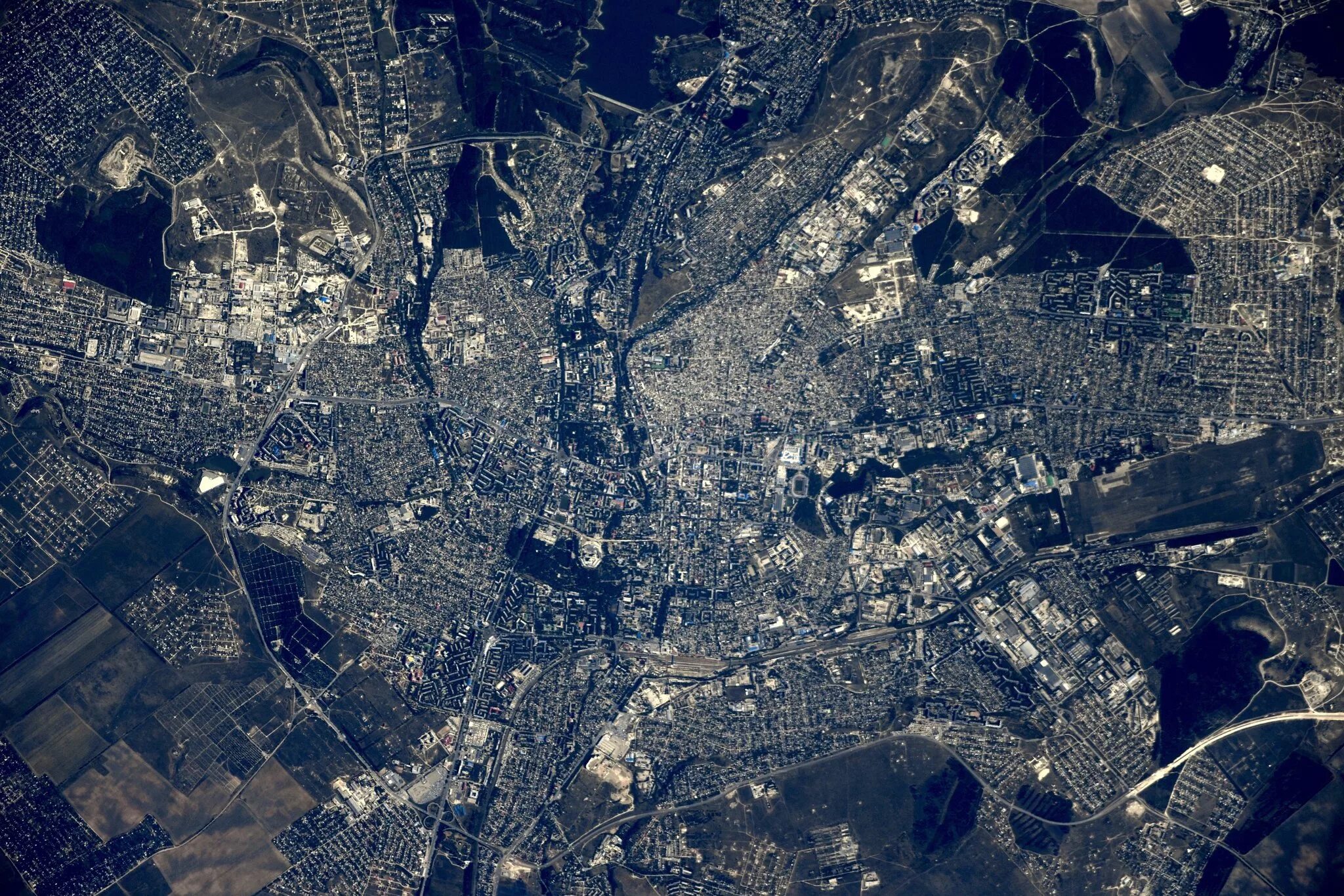 Спутниковые изображения в реальном времени. Снимок Тольятти 1968 из космоса. Космические снимки. Аэрокосмические снимки. Спутник картинка.