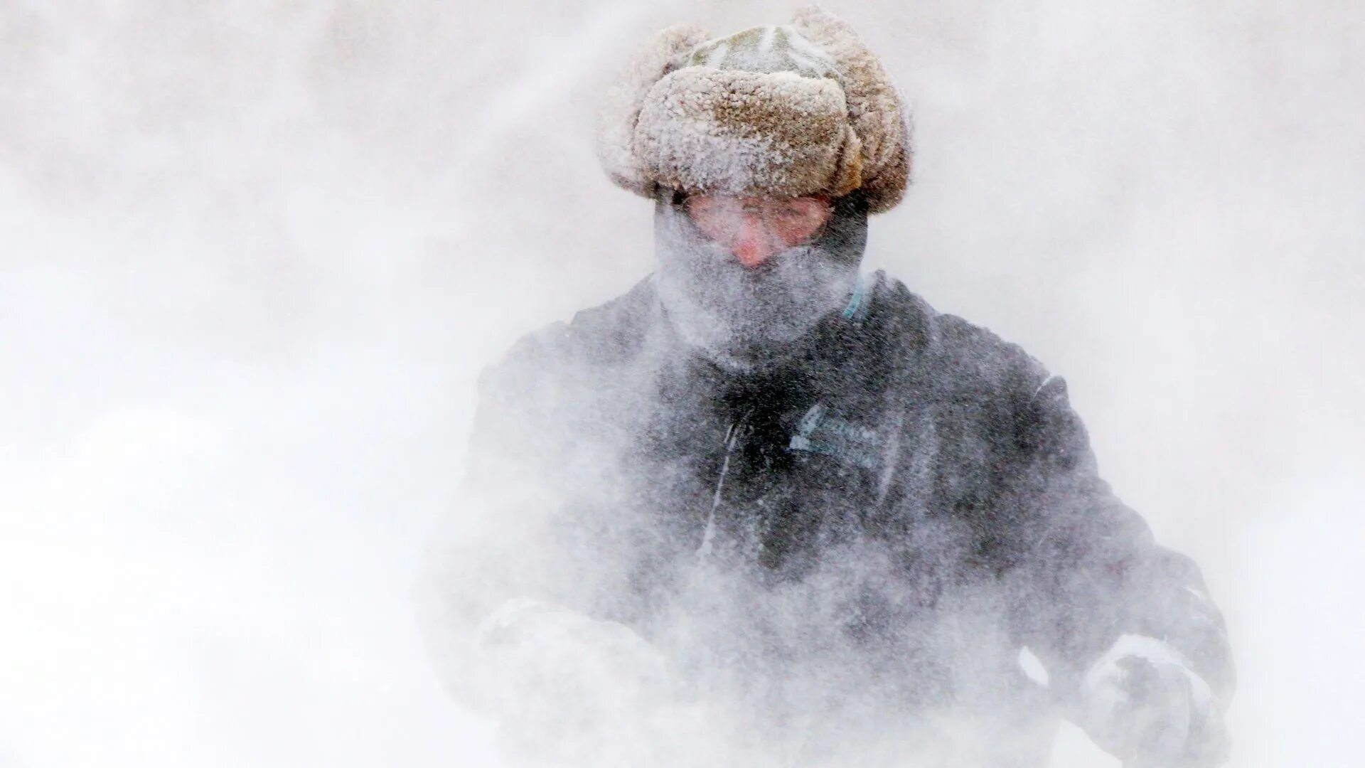 Человек в снегу. Человек в метели. Заснеженный человек. Cold north