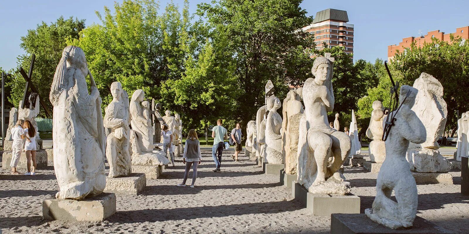 Музеи есть под открытым небом. Парк Музеон в Москве. Музей памятников под открытым небом в Москве. Парк Горького музем выставка скульптур в Москве. Парк музей под открытым небом.