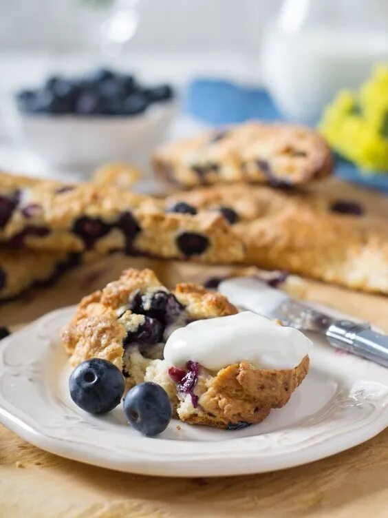 СКОНЫ (Scones). Эгине СКОНЫ С голубикой. СКОНЫ выпечка. Завтрак с голубикой. День булочек с черникой