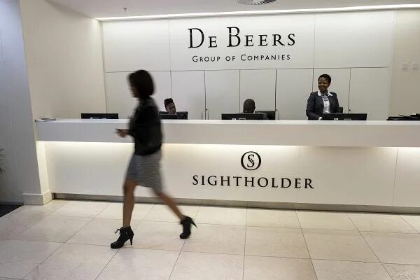 Де Бирс. Де Бирс алмазная компания. De Beers логотип. Реклама де Бирс.