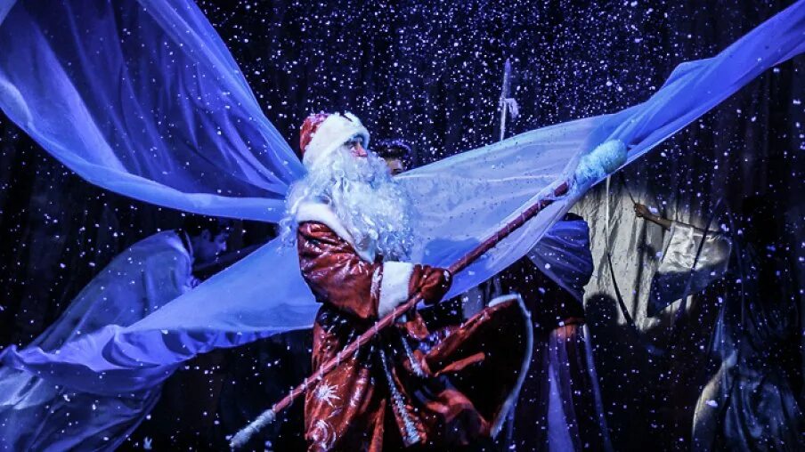 Дед Мороз колдует. Дед Мороз спектакль. Волшебный посох Деда Мороза спектакль. Двенадцать месяцев дед Мороз. Спектакль дед