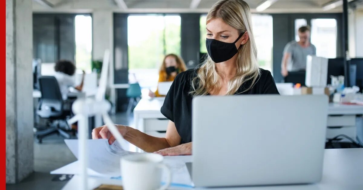 Ассистент в офис. Возвращение в офис. Офисный работник. The офис. Менеджер в салоне рабочее место.