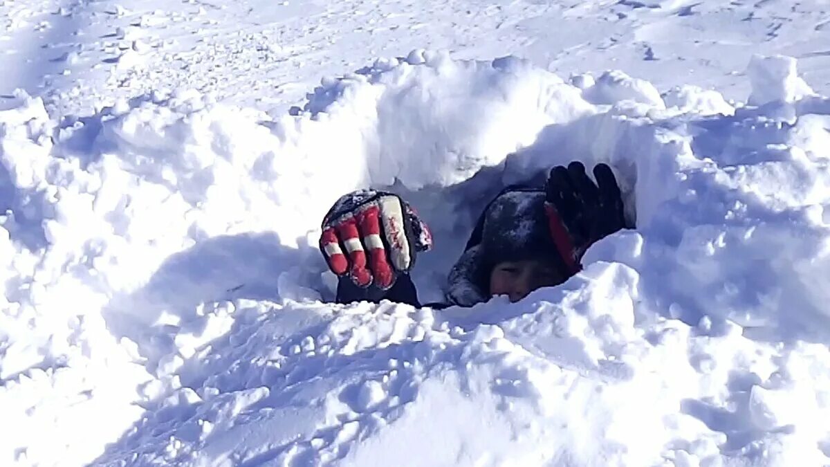 Человек под снегом. Сугроб головой