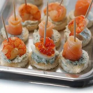 Закуска с креветками на шпажках