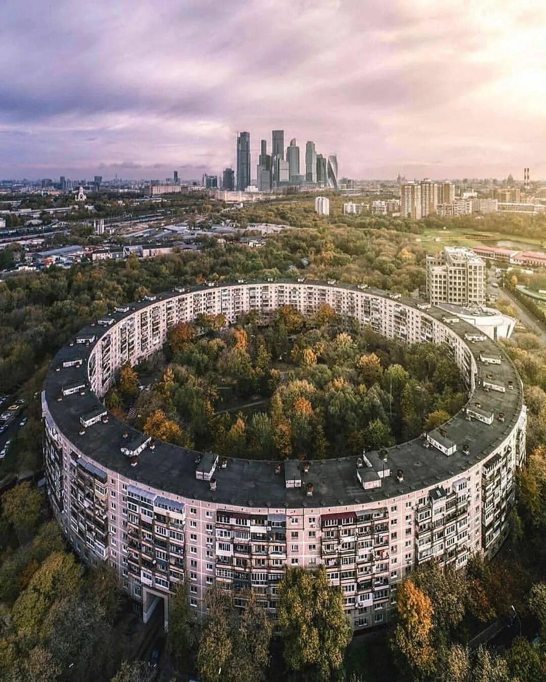 Круглый дом Очаково-Матвеевское. Улица Довженко дом 6. Улица Довженко Москва круглый дом. Круглый дом в Москве Довженко 6
