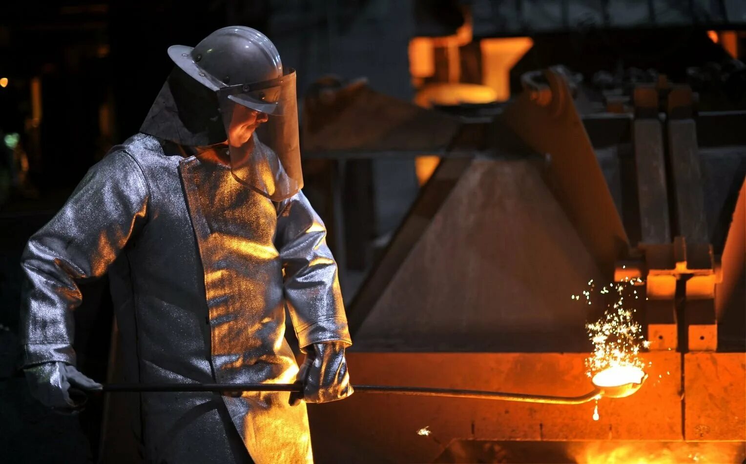 Сталевар это. Уральская сталь новотроицк эспц. Работник сталевар нлмк липецк. Сталевар профессия. Металлург рабочий.