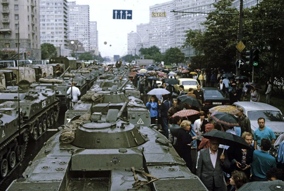 Распад ссср город. Августовский путч Москва 1991. Августовский путч 1991 танки. Танки в Москве 1991 Ельцин. Танки ГКЧП В Москве 1991.