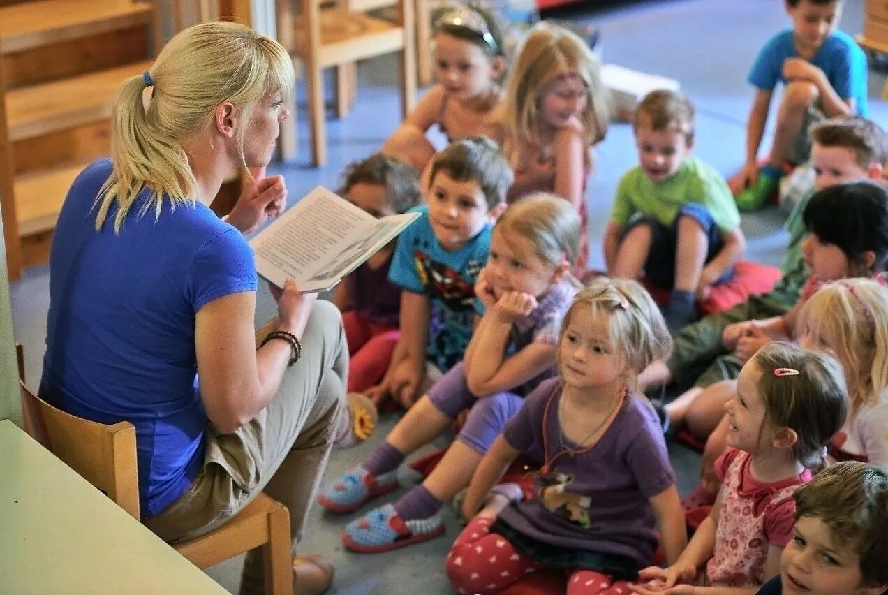 Воспитатель с детьми. Воспитатель детского сада. Работа воспитателя жилье. Вохтога детский сад теремок воспитатели. Работа воспитателя жилье.